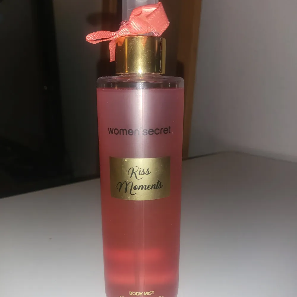 Oanvänd body mist som ska vara med härlig doft av tropiska frukter ♥️. Övrigt.