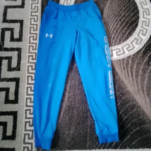Under armor byxor  - Bara använda några gånger  de bara ett litet hål i dem 