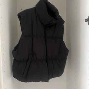 En väst  -  En väst som man kan säga är nästan oanvänd