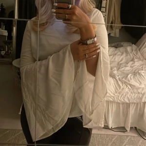 Blus med utsvängda armar - Supersöt blus med utsvängda aramar☁️, säljes då den inte kommer till användning längre 