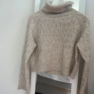 Stickad tröja - Beige stickad tröja från hm. Aldrog använd, polokrage.
