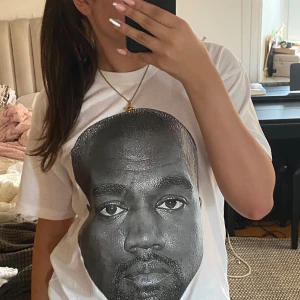 Kanye West t-shirt - Säljer denna vita t shirt med ett ansiktstryck på Kanye West, på framsidan av tröjan. Köpte tröjan för 299kr, säljer nu för 160. Helt nytt skick då jag inte har använt tröjan en enda gång, därmed priset 160kr! Ställ gärna ytterligare frågor :)💓