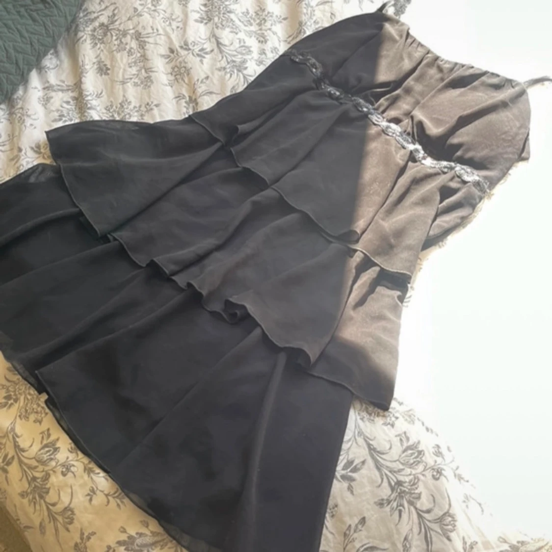 Svart klänning med volanger