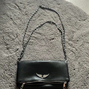 Väska - En väldigt fin väska! Använd få gånger så i fint skick!