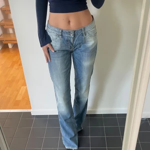 Lågmidjade bootcut jeans  - Aldrig använt. Pris kan diskuteras vid snabbt köp. 