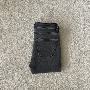 Zara, jeans - Mörkgrå jeans från Zara. Köpta i New York.