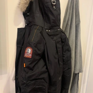 Parajumper-Jacka - Säljer min parajumper pga av att den har blivit för liten på mig , jackan är i väldigt bra skick o det finns knappt några synliga tecken på använding .