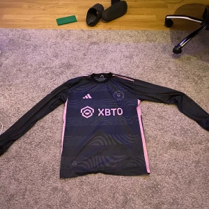 MLS Miami tröja Messi nr 10 - Messi tröja nr 10  Storlek M men själv har jag s och den passar bra    Pris kan diskuteras   