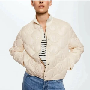 Mango jacka  - Kommer inte till användning, storlek xxl men är väldigt liten i storlek sitter som M-L.