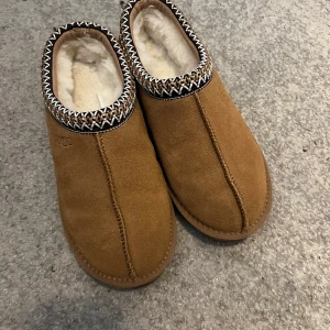 Ugg tasman liknande skor  - Säljer dessa skor som liknar ugg tasman. Storlek 38, säljer då jag har ett par andra jag använder mer. Dom är bara använda några få gånger så dom är i fint skick💕