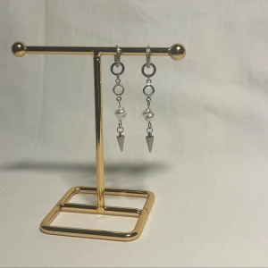 Örhängen  - Super fina örhängen! Köp för 99kr/st Eller 185kr/paret. Modell 118. Smyckes ställningen finns även att köpa för 299kr!