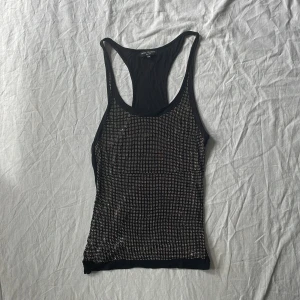 Cool topp - Bra skick! Några få stenar saknas, Storlek står som s men passar m bäst om man vill att den ska sitta tight💗