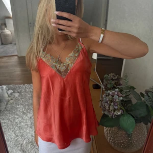 Somrigt spetslinne - Spetslinne i somriga färger, perfekt när man är brun, liten i storleken 