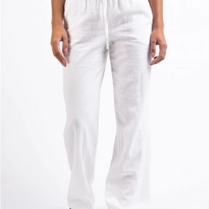 Madlady linnebyxor mid-waist - Mid Waist linnebyxor i S-Short Köpta på Madlady använda en gång Nypris 599kr Pris kan diskuteras vid snabb affär!❤️