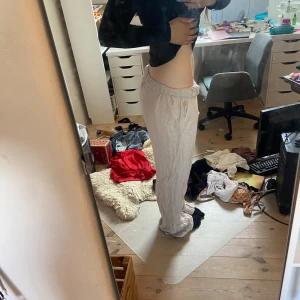 Linne byxor - Säljer dessa jätte fina linne byxor. De är köpta på lager 156 för 200, säljer pågrund av att de är för stora. Skriv för fler bilder och eventuella imperfektioner. Går att pruta, använd köp nu, köpare står för frakt.