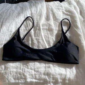 Svart bikiniöverdel - Svart bikiniöverdel med reglerbara band och uttagbara inlägg