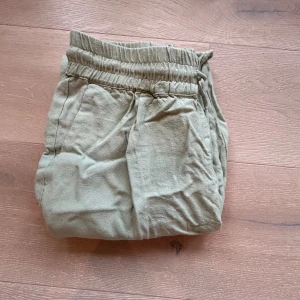 Linnebyxor  - Uppsprättade längst ner i benen men syns inte när man har de på sig! Nypris runt 350-400kr