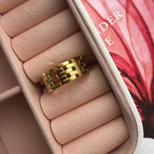 Guldpläterat rostfritt stål 18k, justerbar ring. Vackert mönster, passar till alla tillfällen. Helt oanvänd. 