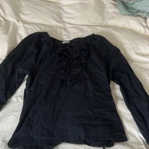 Jätte fin blus från hunkydory - Super din sommar blus med tunt tyg, den har ett snöre där bak där man kan dra åt den i midjan och har räfflor där fram