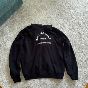 Karl Lagerfeld hoodie - En väldigt fräsch Karl Lagerfeld hoodie som knappt är använd 9/10 skick. Nypris är cirka 1900 därför släpper jag den för 900kr! Hör av dig vid fler frågor.