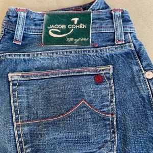 Jacob Cohen jeans  - Säljer mina sjukt feta limited edition Jacob Cohen jeans då de inte passar. Skick 9/10 knappt använda~ stolek 33 och passform 688~ nypris ca 5000, buda gärna🤝