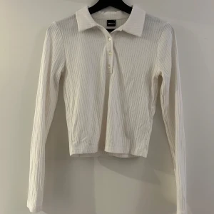Topp - Topp med knappar från Gina Tricot. Bra skick