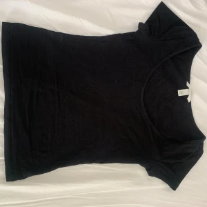 Basplagg - Jätte fin basplagg som matchar allt, den är supersimpel och har inga defekter. Den passar Xs-S bäst men den passar även M