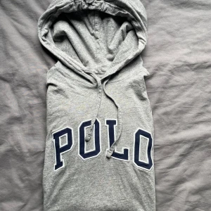 POLO RALPH LAUREN HOODIE - Tjena, säljer min hoodie från Ralph lauren med en riktigt fet broderiet på framsidan i marinblå färg. Tröjan är lite tunnare än vanliga hoodies och är perfekt för sommaren. Storlek S. Priset är inte hugget i sten, hör gärna av dig vid funderingar!