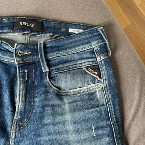 Replay jeans - Säljer dessa snygga replay jeans med lite slitningar i den populära modellen anbass! Skick-9/10. Nypris-1499 Mitt pris 549! Kom privat för fler frågor eller funderingar!🙌 