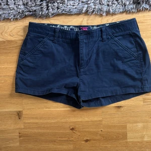 Lågmidjade korta shorts - Jätte fina shorts i ett kostym typ material i väldigt bra skick