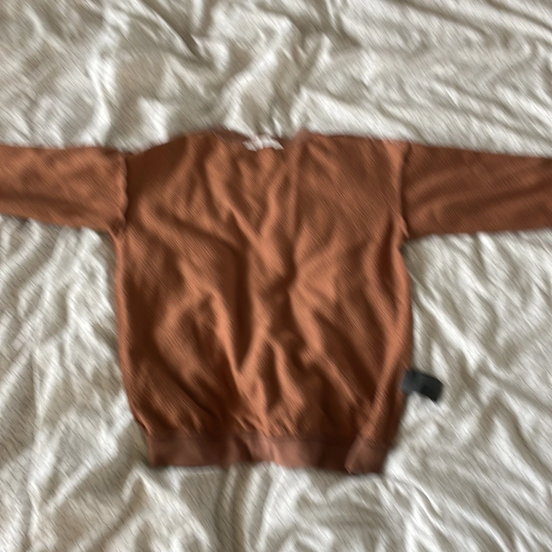 Brun tjock tröja med en vit häst och vit text  - 92