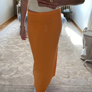 Långkjol  - Säljer denna långkjol från H&M i en orange fin färg, perfekt nu till sommaren💓Storlek S