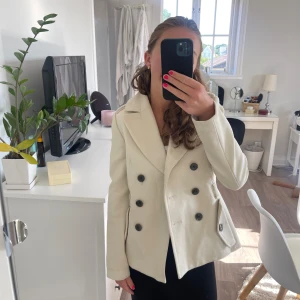 Kappa - En superfin kappa som jag inte längre använder. Därför säljer jag den. Den har ett bälte runt midjan som jag har tagit bort. Vid intresse hör gärna av dig😀