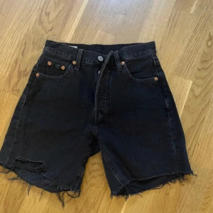 Levis shorts NYA - Modell 501. Helt nya. Storlek 23, lite oversized. Passar Xs-S