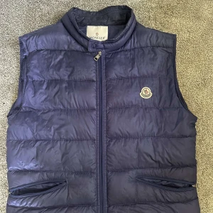 Moncler väst - Moncler väst, storlek 7 men passar L