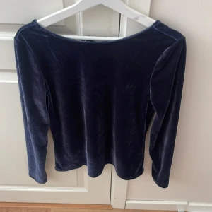 Sammet tröja med öppen rygg  - Sammet tröja med halvt öppen tröja bak till.