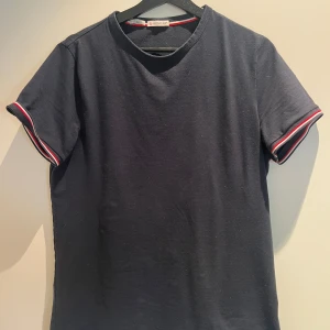 Moncler T-shirt - En moncler tisha i bra sick, tröjan är i storlek L men sitter mer som en S/M skulle jag säga. Då den är slim fit. 