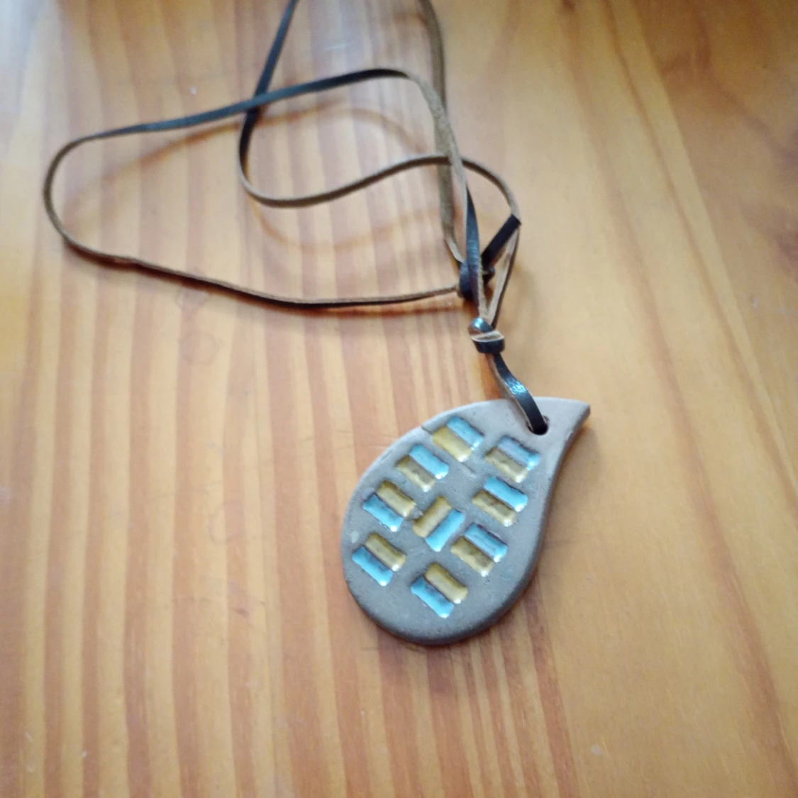 Halsband med hänge o läderband. - 1