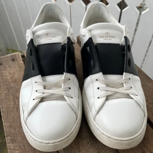 Valentino skor - Säljer nu mina valentino skor då jag vill ha ett par andra skor lådan finns kvar och allt og,jag tar emot byten