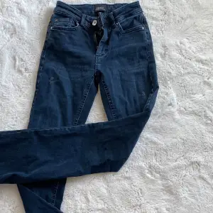 Superfina lågmidjade jeans från only i mörkblå med små ristningar. Passar Xxs-xs 