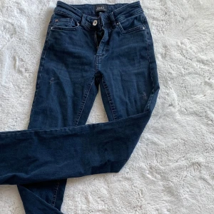 Lågmidjade jeans - Superfina lågmidjade jeans från only i mörkblå med små ristningar. Passar Xxs-xs 