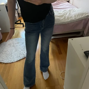 Blåa Flared jeans  - Jeans i bra skick, pris kan alltid diskuteras 