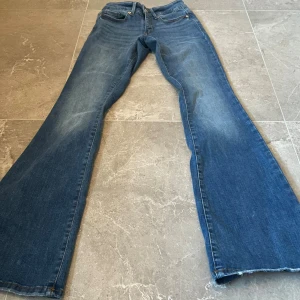Lågmidjade bootcut jeans💘 - Lågmidjade bootcut jeans, skriv vid intresse eller frågor💞Pris kan diskuteras💘