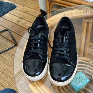 Lanvin skor  - Tja!  Säljer nu mina feta lanvin skor i bra skick. Storlek uk 8 passar 43. Nypris 4599.