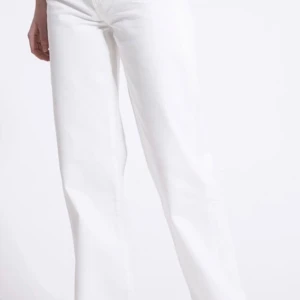 Vita byxor från 157 Boulevard - Ett par vita byxor från märket Lager 157 i modellen Boulevard. Byxorna har en rak passform och är högmidjade. De är tillverkade i ett bomullsmaterial och har en klassisk design med fem fickor och knappgylf. Skrov för fler mätt eller info!💕💕