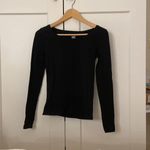 Svart tröja - Basic men fin svart långärmad. Använd ofta, men fortfarande bra skick. Orginal pris är 50kr om jag minns rätt, säg till om fler bilder behövs 💘💘