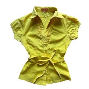 y2k vintage gul knyt blus - gul topp som man knyter i ryggen. eller eventuellt fram. Storlek 40 på lapp men mer en S i storlek. Köparen står för frakt. 💛