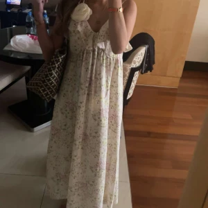 blommig klänning från h&m - den populära klänningen från h&m, sparsamt använd. använd ca 3 ggr 