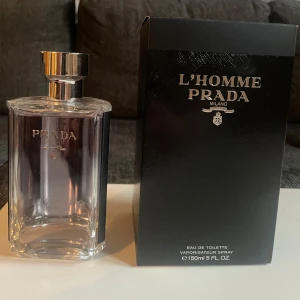 Prada L’Homme edt - Säljer nu denna riktigt goda fräscha doft med cirka 149/150ml kvar. Boxen medföljer och batchcoden är 22X01CB. 