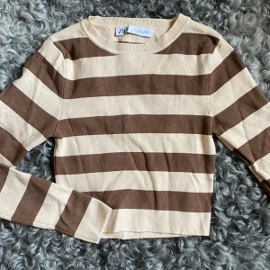 Randig tröja - Beige och brun randig tröja från Zara i storlek S